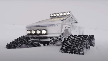 Il Tesla Cybertruck diventa un pazzesco gatto delle nevi: video