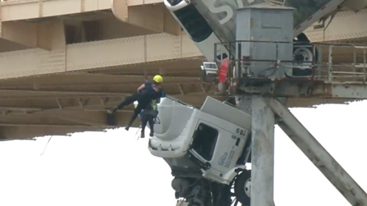 paura negli stati uniti: camion rimane in bilico su un ponte