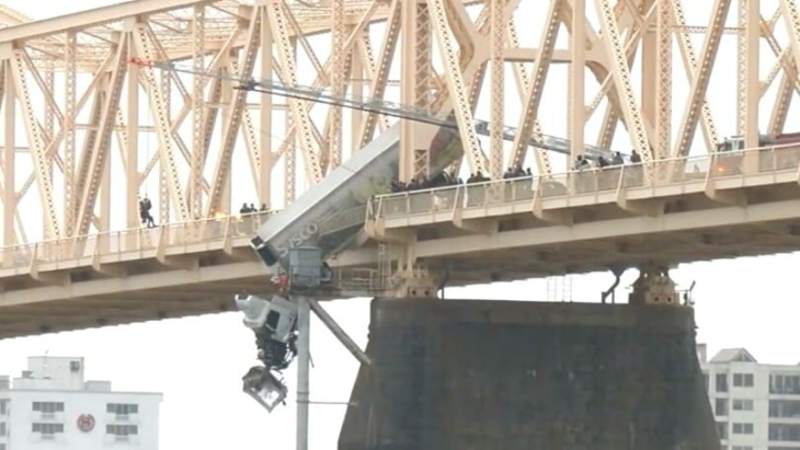 paura negli stati uniti: camion rimane in bilico su un ponte