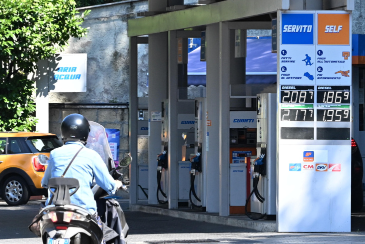 carburanti: in rialzo i prezzi della benzina, giù il diesel