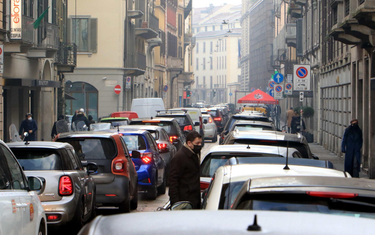 l'italia ha il parco auto tra i più grandi d'europa