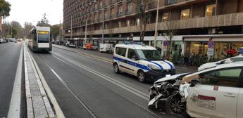 Roma, scontro tra tram e taxi in viale Trastevere: traffico in tilt
