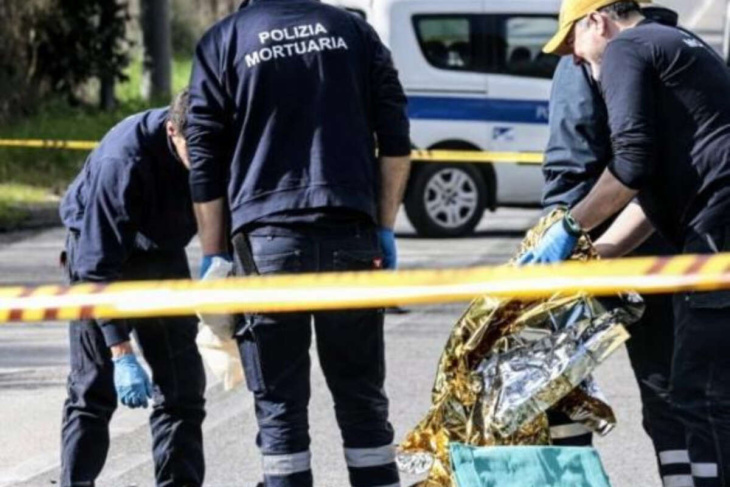 scooter travolto da un camion su via due ponti a roma, muore sul colpo un ragazzo di 22 anni: la ricostruzione dell’incidente
