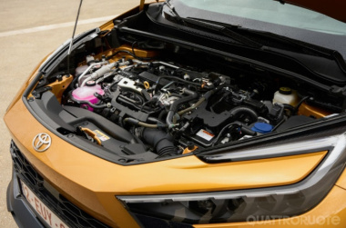 Toyota C-HR: motore, cavalli, interni, allestimenti, prezzi, prova, guida su strada