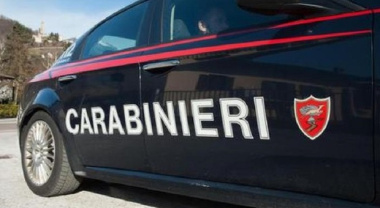 A zigzag con la Fiat Bravo, 37enne fermato dai carabinieri va fuori di sé: scalcia, li minaccia di morte e devasta la caserma. Poi la scoperta in auto
