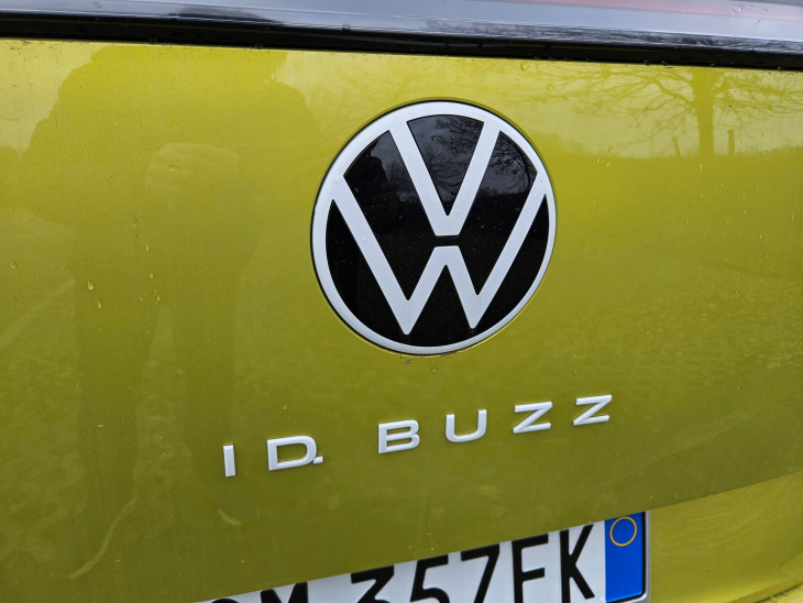 volkswagen id. buzz, prova consumi e ricarica rapida del minivan elettrico