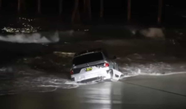Inseguimento della polizia finisce con l’autista che getta la BMW in mare a Los Angeles