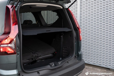 Dacia Jogger Hybrid: come va e quanto costa la Full Hybrid più pratica sul mercato