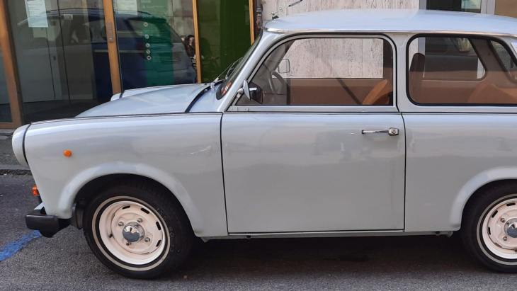 la leggendaria trabant avvistata su una strada italiana: le foto