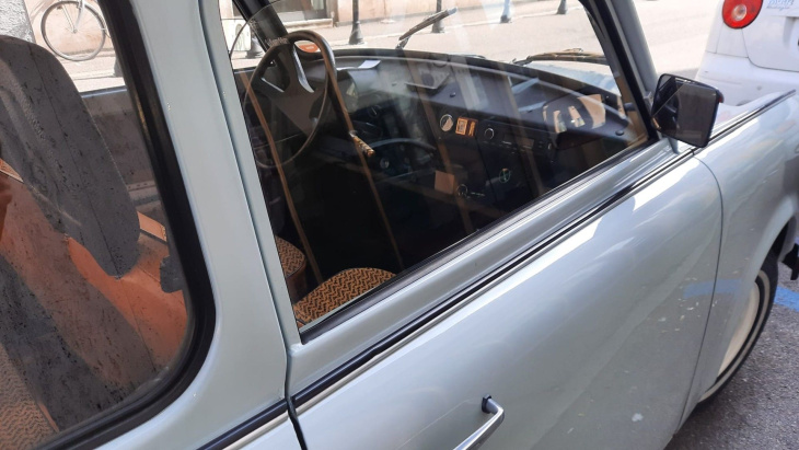 la leggendaria trabant avvistata su una strada italiana: le foto