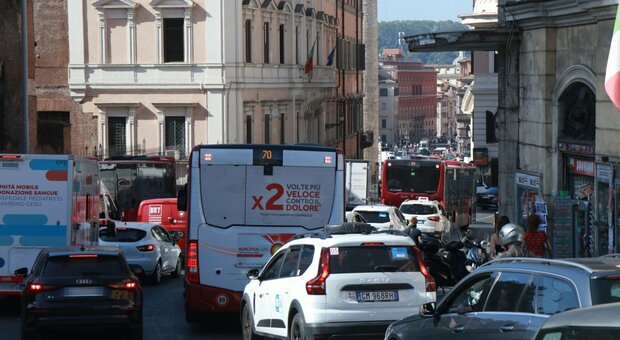 mobilità, sondaggio: gli italiani restano fedeli all'auto privata