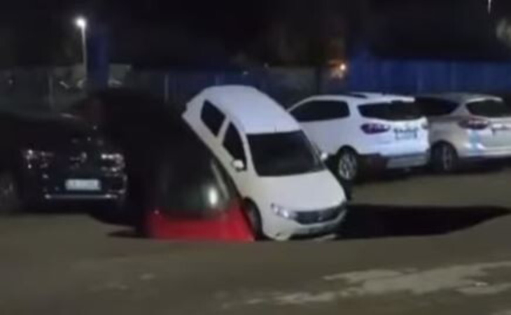 strada sprofonda a roma: due auto inghiottite da una maxi voragine