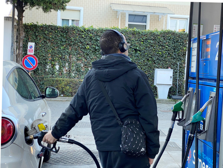 lievi ribassi sul prezzo del diesel, rialzi per la benzina