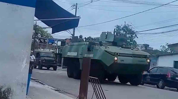 video: fucilieri e veicoli corazzati della marina combattono il traffico di droga in una città turistica del brasile
