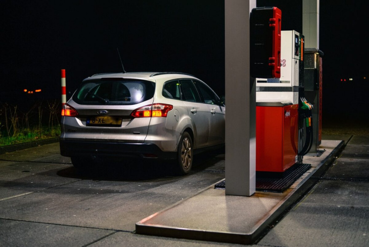auto elettriche, shell annuncia la chiusura di distributori di benzina per puntare sulle colonnine