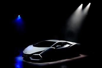 Lamborghini Bari svela Revuelto, l’innovazione ibrida della Casa del Toro