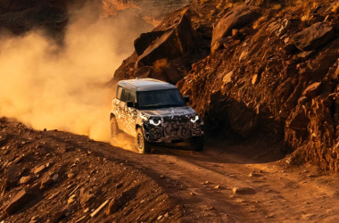 Nuova Land Rover Defender OCTA, le foto spia dei test al Nurburgring