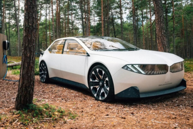 Il concept della BMW Vision Neue Klasse X è minimal e senza pulsanti fisici