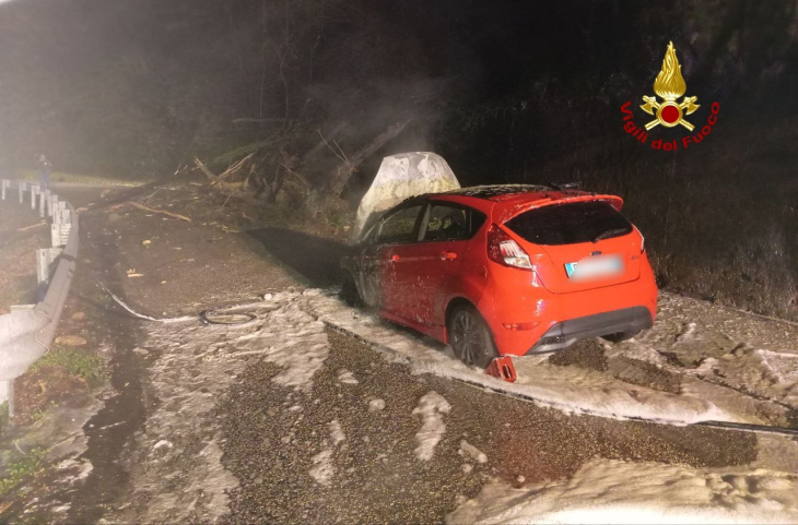schio, alberi sulla strada dopo la frana: l'auto si schianta contro i tronchi e prende fuoco - foto