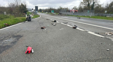 Ferrari con targa svizzera finisce contro un guardrail in Piemonte e prende fuoco: due morti, i corpi carbonizzati