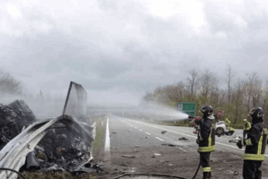 Ferrari si schianta e va a fuoco: due passeggeri morti carbonizzati a Vercelli. Corpi non identificati