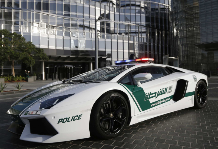 lamborghini o ferrari? le auto della polizia più veloci (e costose) del mondo