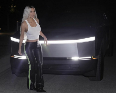 Kim Kardashian posa per le foto con il suo nuovo Testa Cybertruck; guarda le foto
