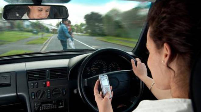 nuovo codice della strada: per chi usa il cellulare alla guida arriva la sospensione della patente