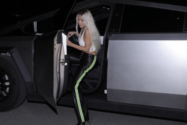 Con Tesla Cybertruck Kim Kardashian sfoggia il potere del lusso
