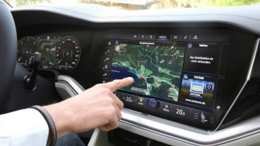 Più schermi e meno pulsanti sulle auto: maggior sicurezza o solo estetica?