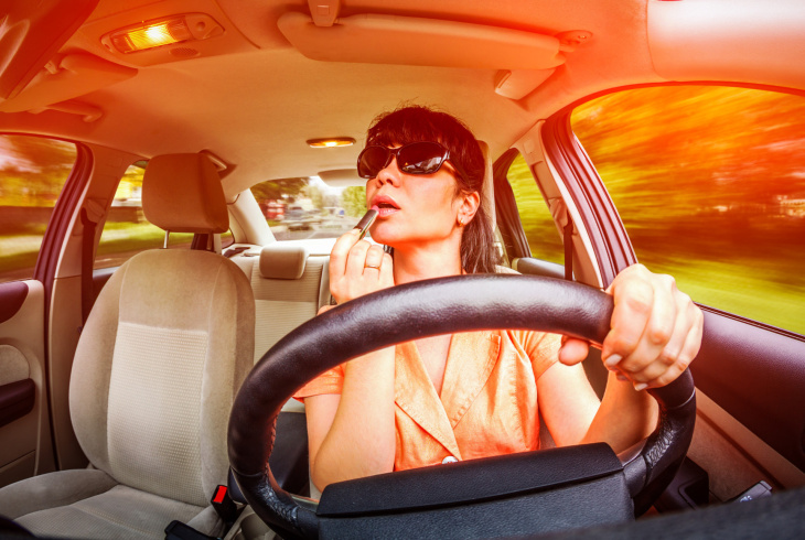 incidenti: i pericoli sottovalutati della guida distratta e come evitarli