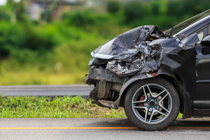 incidenti: i pericoli sottovalutati della guida distratta e come evitarli