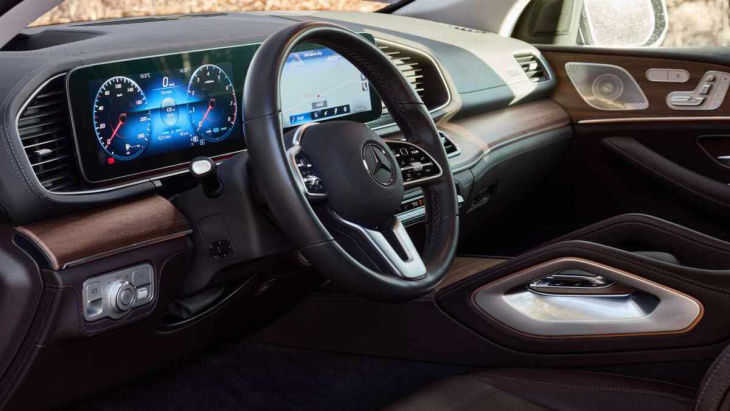 android, più schermi e meno pulsanti sulle auto: maggior sicurezza o solo estetica?