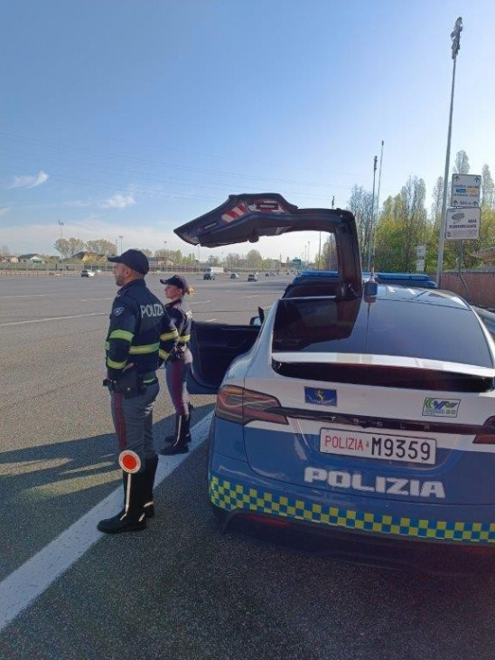 per la polizia stradale una tesla model x per pattugliare le autostrade venete