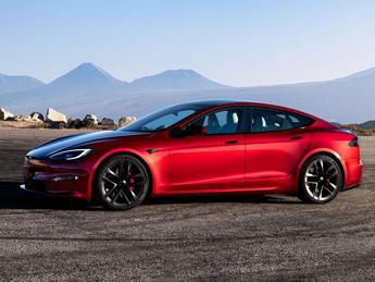 Tesla e BYD: le auto elettriche non convincono Wall Street