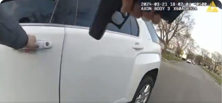 automobilista afroamericano ucciso dalla polizia a chicago. nuovo video shock negli usa