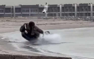 Prova a driftare in spiaggia ma la Toyota FJ Cruiser si ribalta e lo fa volare fuori dall’auto [VIDEO]