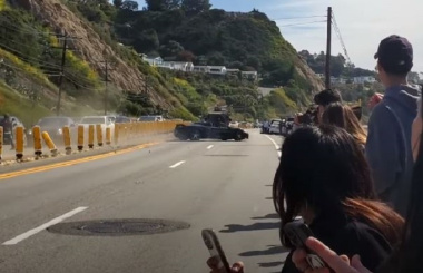 McLaren 650S Spider si schianta contro tre auto parcheggiate andando via da un raduno a Malibu [VIDEO]