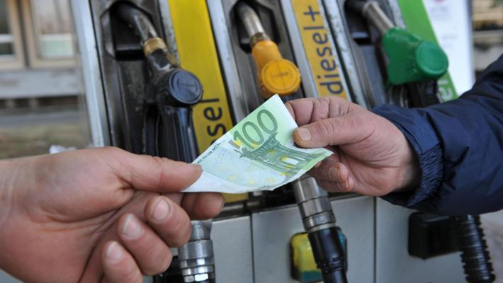 caro benzina, la corsa non si ferma più: punte da 2,8 euro al litro. ecco dove