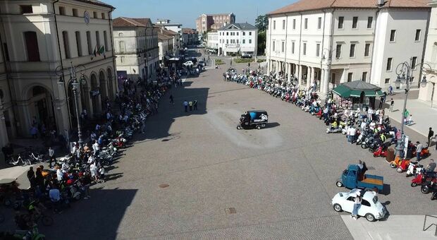 vent’anni su due ruote: festa in piazza per l’anniversario del vespa club di montebelluna