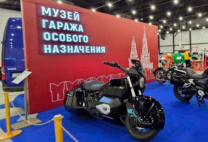 kalashnikov presenta moto con motore a 6 cilindri e oltre 500 kg di peso
