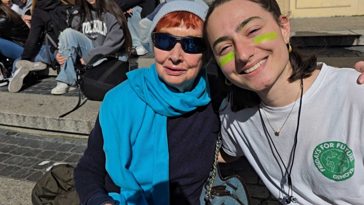 friday for future, in piazza a genova anche una nonna di 88 anni