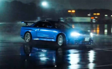 Video: Lewis Hamilton guida una Nissan Skyline R34 GT-R per le strade di Tokyo e sorprende il web