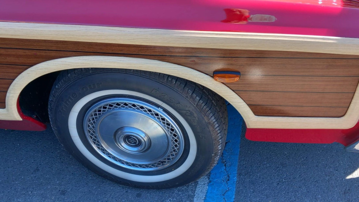legno e acciaio per la gigantesca ford country squire: le foto