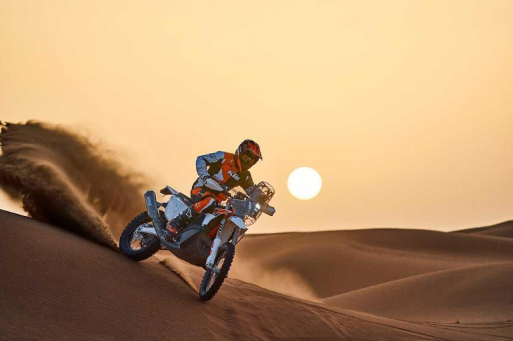 ktm 450 rally replica 2025: ready to race sulla sabbia 