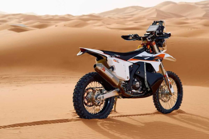 ktm 450 rally replica 2025: ready to race sulla sabbia 