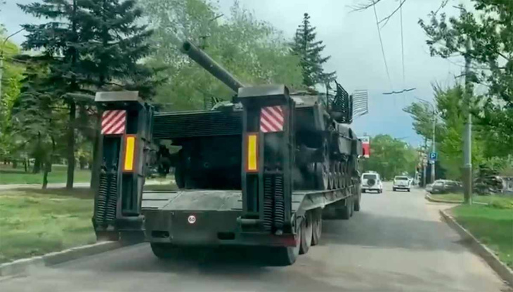 vídeo: carro armato leopard ucraino catturato viene trasportato in russia