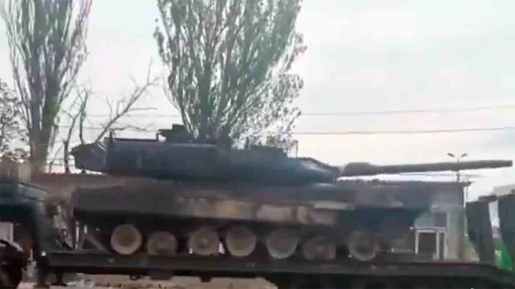 video: il carro armato leopard ucraino catturato sarà esposto a mosca