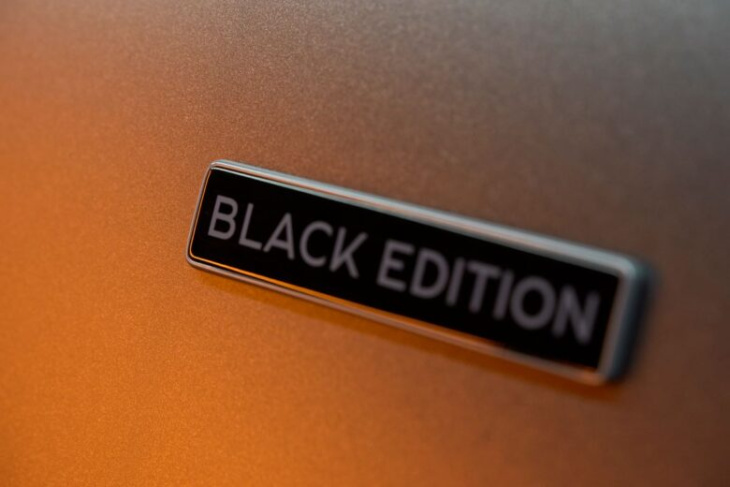 bentayga si tinge di nero per una serie esclusiva black edition firmata bentley