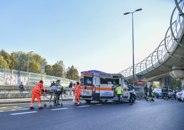 schianto tra auto lungo tangenziale ovest a milano, 13 feriti